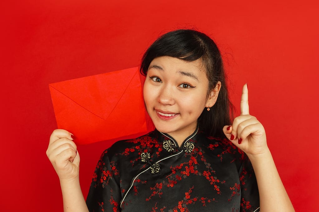 Cara Meminta Angpao dengan Sopan young asian woman with red envelope