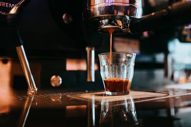 apa perbedaan espresso dan americano cara penyajian kopi